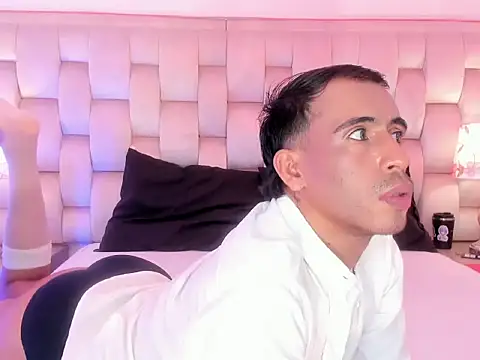 Snapshot of Mr_aronnn_ chatting on February 12, 3:17 am Mr aronnn online show from February 12, 3:17 am