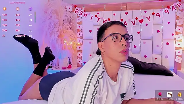 Snapshot of Mr_aronnn_ chatting on February 15, 3:29 am Mr aronnn online show from February 15, 3:29 am