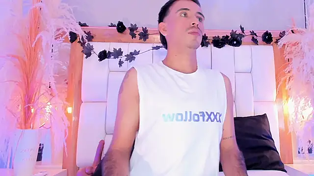 Snapshot of Mr_aronnn_ chatting on February 6, 2:40 am Mr aronnn online show from February 6, 2:40 am