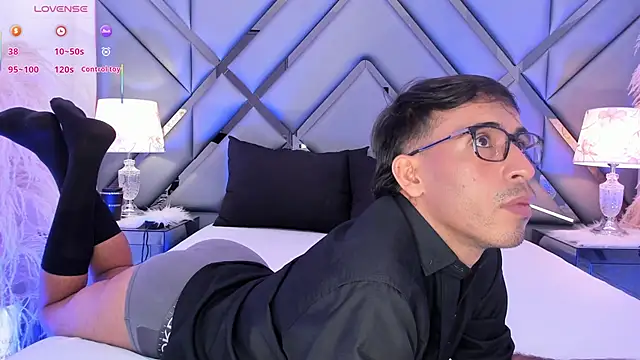 Snapshot of Mr_aronnn_ chatting on February 11, 3:17 am Mr aronnn online show from February 11, 3:17 am