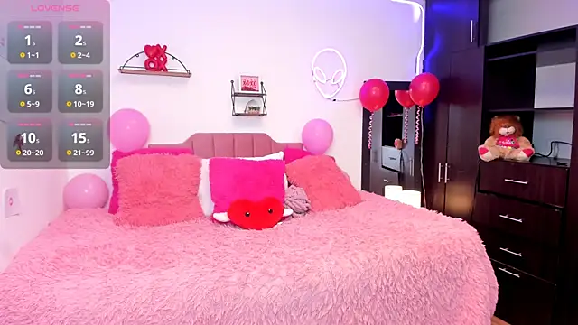 Snapshot of Nina_curves chatting on February 12, 7:24 pm Nina curves online show from February 12, 7:24 pm