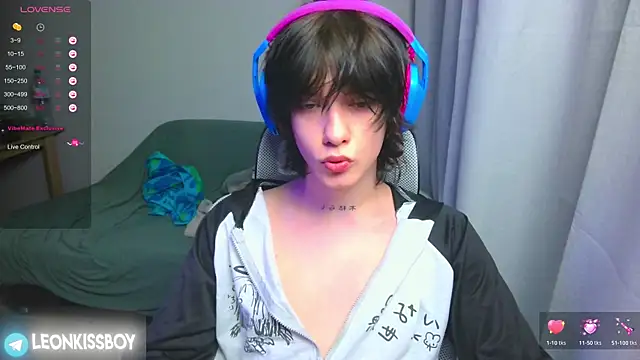 LeonBoykisser online show from April 8, 7:48 pm