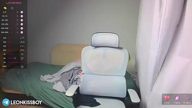 LeonBoykisser online show from March 20, 8:32 pm