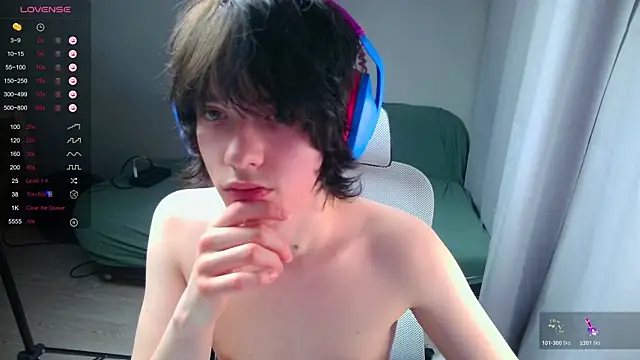 LeonBoykisser online show from March 8, 3:37 pm