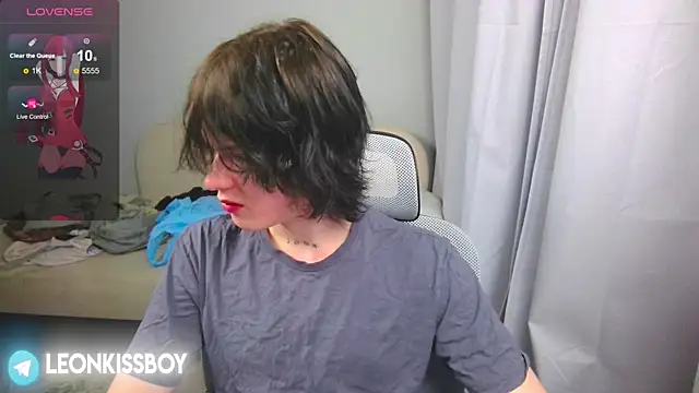 LeonBoykisser online show from April 13, 9:52 pm