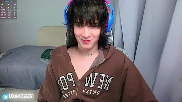 LeonBoykisser online show from June 11, 6:49 pm