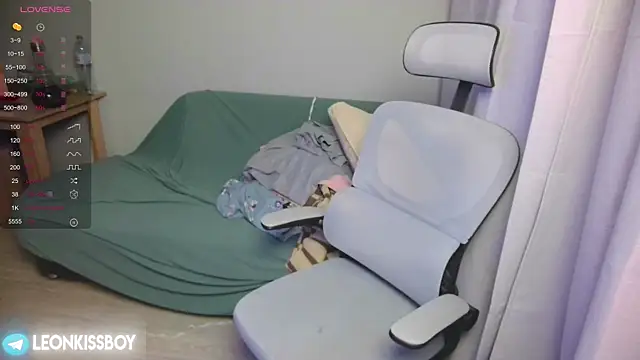 LeonBoykisser online show from April 6, 8:32 pm