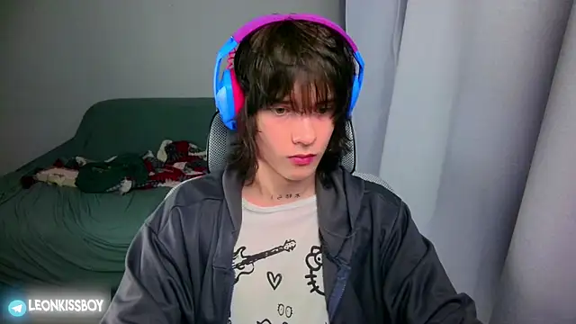LeonBoykisser online show from June 30, 2:17 pm