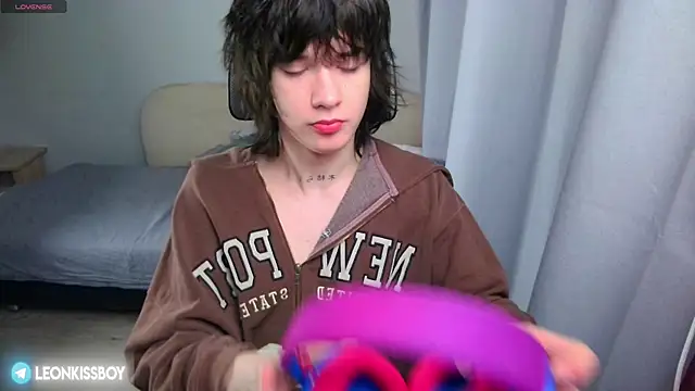 LeonBoykisser online show from June 15, 12:12 am