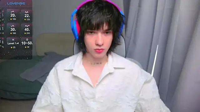 Snapshot of LeonBoykisser chatting on April 30, 2:18 am LeonBoykisser online show from April 30, 2:18 am