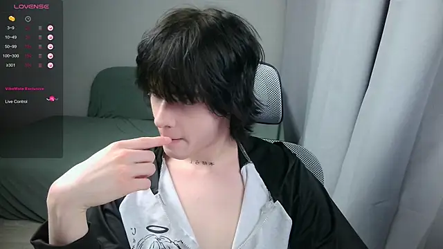 LeonBoykisser online show from February 19, 10:40 pm