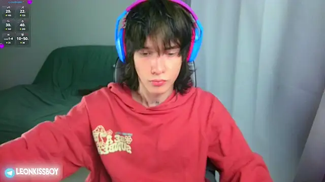 LeonBoykisser online show from June 25, 2:44 pm