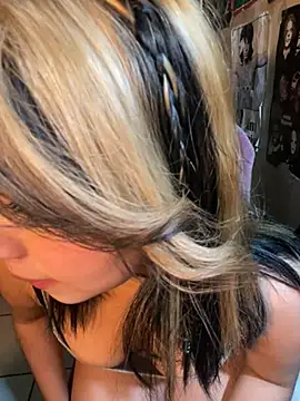 pinkybombon online show from February 5, 11:55 pm