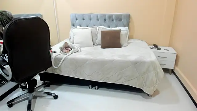 Bela Craxkerr online show from March 15, 11:50 am