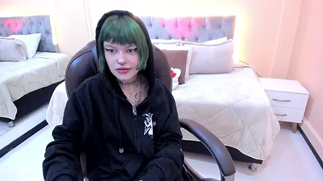 Snapshot of Bela_Craxkerr chatting on February 24, 12:39 pm Bela Craxkerr online show from February 24, 12:39 pm