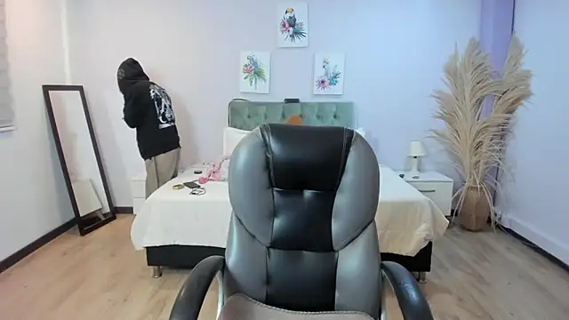 Snapshot of Bela_Craxkerr chatting on February 5, 12:45 pm Bela Craxkerr online show from February 5, 12:45 pm