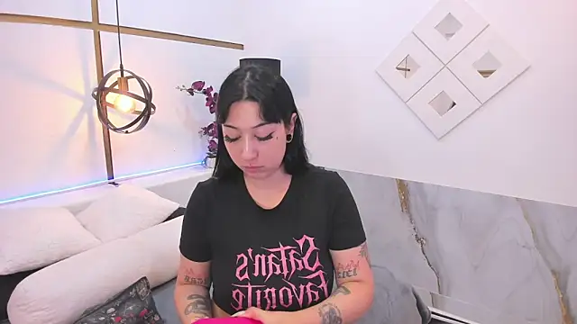 Snapshot of KomiCatt chatting on May 21, 12:24 pm KomiCatt online show from May 21, 12:24 pm