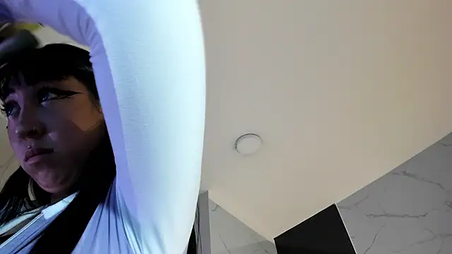 Snapshot of KomiCatt chatting on February 13, 11:54 am KomiCatt online show from February 13, 11:54 am