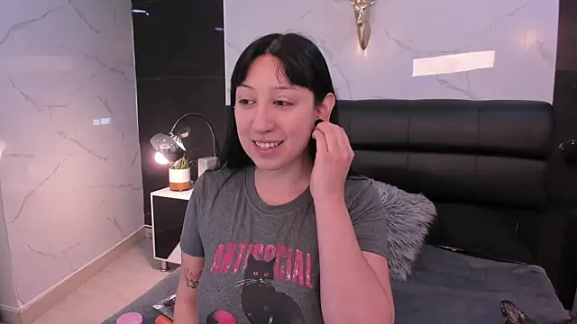 Snapshot of KomiCatt chatting on April 23, 12:00 pm KomiCatt online show from April 23, 12:00 pm