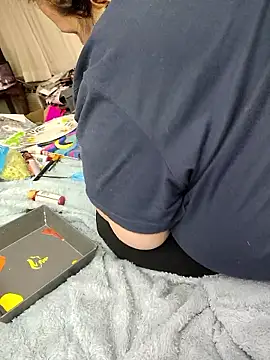 luvbug28 online show from March 25, 3:39 am