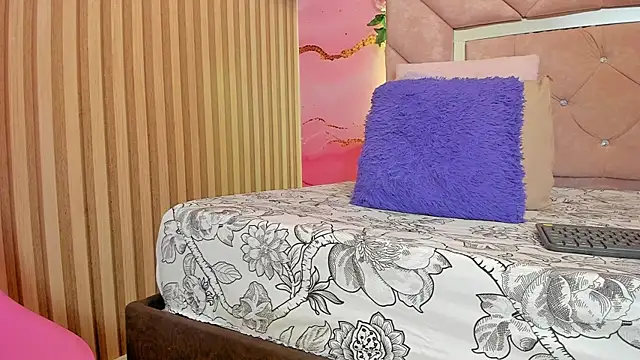 sweet  luna   online show from April 8, 11:01 am