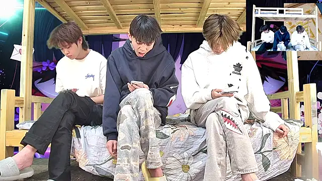 xiaohuangren01 online show from March 2, 3:07 am