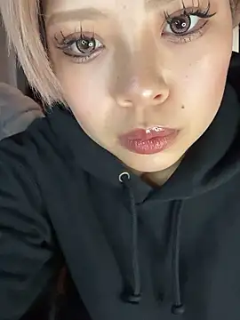 BADBITCHISAKI online show from April 19, 1:34 pm