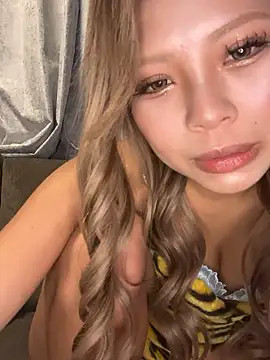 BADBITCHISAKI online show from January 15, 1:25 pm