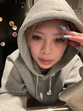 BADBITCHISAKI online show from March 6, 1:06 pm