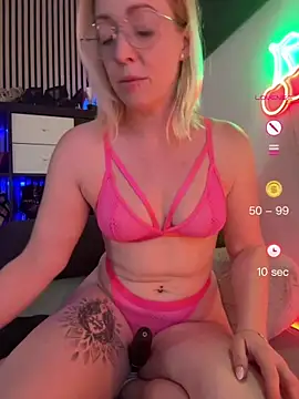 Snapshot of Lea-Kirsch chatting on April 26, 6:38 pm Lea-Kirsch online show from April 26, 6:38 pm