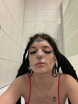 Snapshot of demonLamia chatting on June 7, 8:52 am demonLamia online show from June 7, 8:52 am