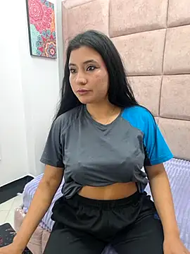 valenlopezz  online show from May 8, 5:22 am