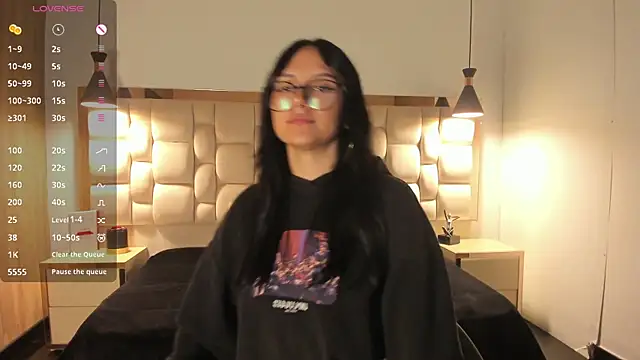 NiccolleHall online show from February 4, 12:55 pm