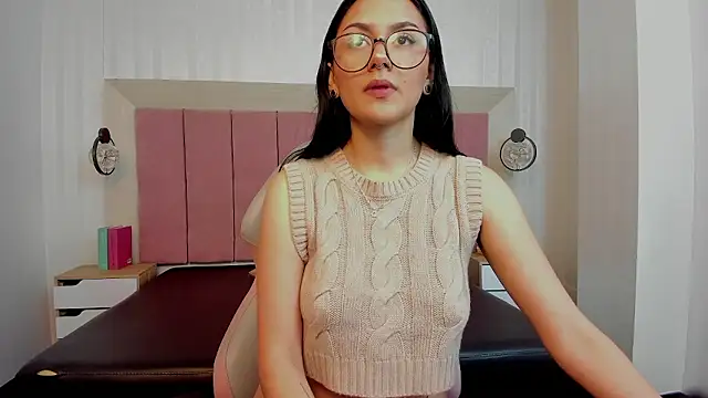 NiccolleHall online show from January 15, 1:58 pm