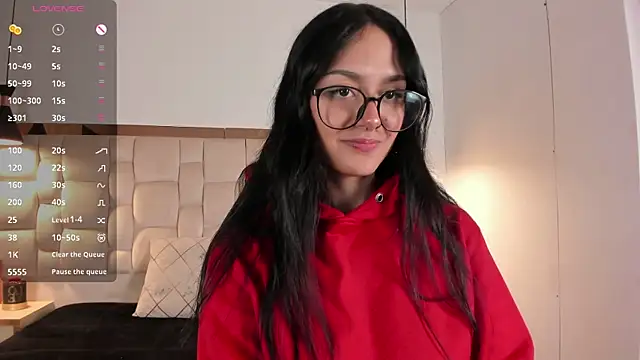 NiccolleHall online show from February 11, 1:00 pm