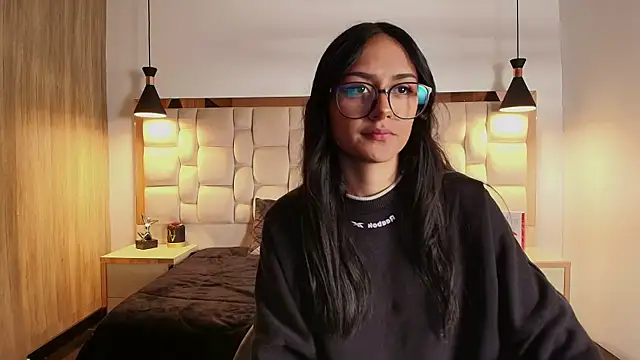 NiccolleHall online show from February 25, 1:33 pm