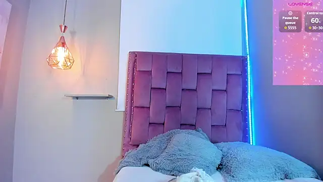 Scarlet Vixen  online show from March 14, 12:33 pm