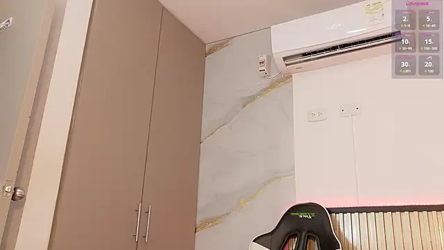 Scarlet Vixen  online show from February 18, 12:01 pm