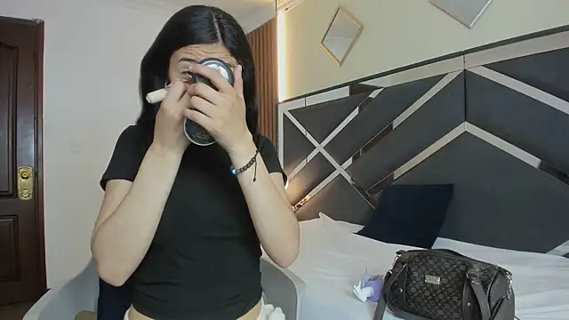 Snapshot of Ambarross_ chatting on February 18, 1:29 pm Ambarross online show from February 18, 1:29 pm