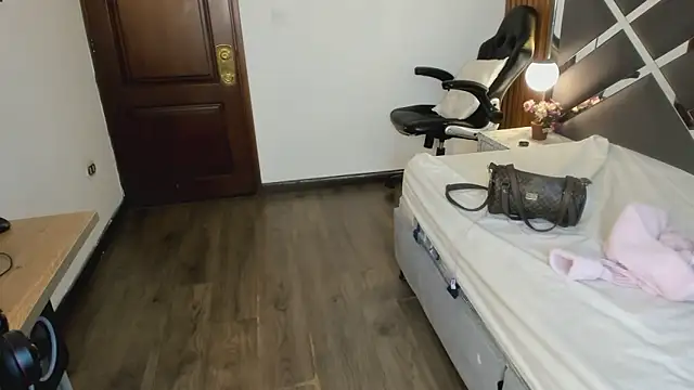 Ambarross  online show from April 15, 2:43 pm