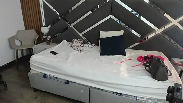 Ambarross  online show from April 4, 12:45 pm