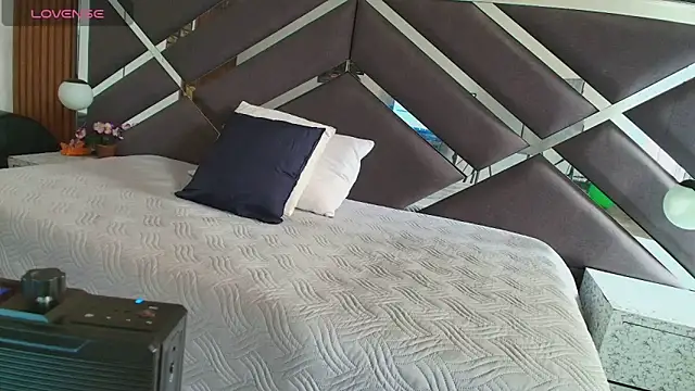 Snapshot of Ambarross_ chatting on June 12, 1:42 pm Ambarross online show from June 12, 1:42 pm