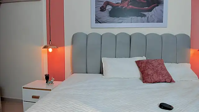 EmmaBoyd online show from February 7, 1:41 pm