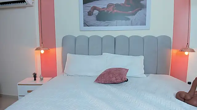 EmmaBoyd online show from February 12, 11:43 am