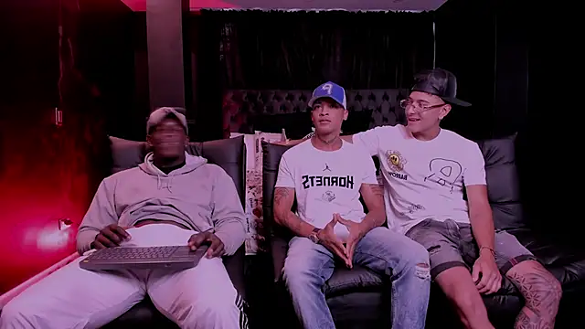 Snapshot of friendslymens chatting on February 12, 2:06 pm friendslymens online show from February 12, 2:06 pm