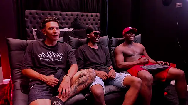 Snapshot of friendslymens chatting on January 19, 1:48 pm friendslymens online show from January 19, 1:48 pm