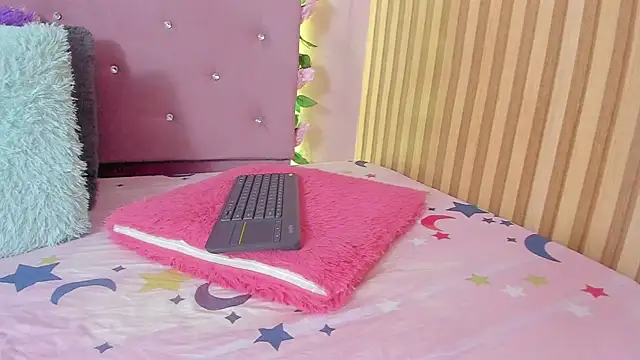 lovely  kiss   online show from April 22, 6:14 pm