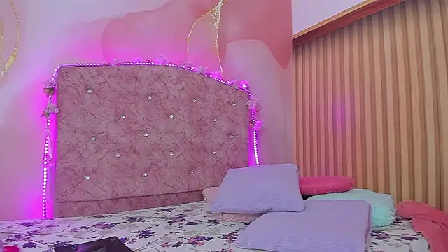 lovely  kiss   online show from March 10, 6:23 pm