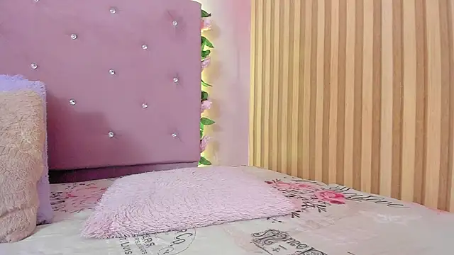 lovely  kiss   online show from June 1, 6:18 pm