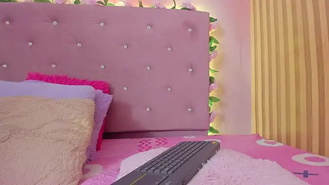 lovely  kiss   online show from June 8, 6:19 pm